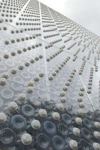Platten-Vorhangfassade / Recyclingkunststoff / Dekor / mit Abwärmenutzung