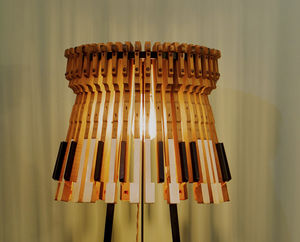 Lampe mit Fußgestell / originelles Design / Eisen / Holz