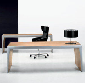 Chefschreibtisch / Holz / modern / Objektmöbel
