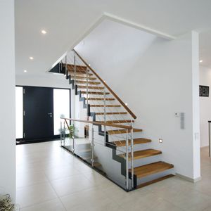 gerade Treppe / Metallstruktur / Holzstufen / ohne Setzstufe