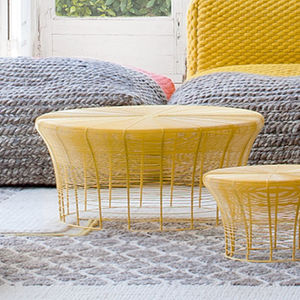 moderner Couchtisch / thermolackierter Stahl / rund / Innenraum