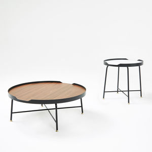 moderner Couchtisch / Holzfurnier / gestrichenes Metall / gebürstetes Messing