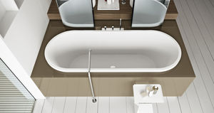 ovale Badewanne / aus Corian® / aus Gießharz / aus Marmor
