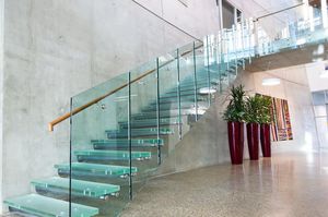 gerade Treppe / Metallstruktur / Glasstufen / ohne Setzstufe