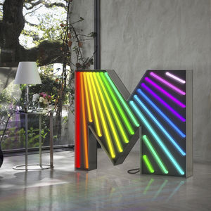 Stehleuchte / originelles Design / Aluminium / aus Acryl