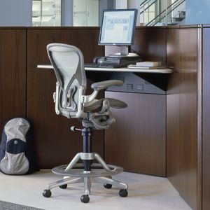 Stoff-Arbeitshocker / mit Rollen / Polster / drehbar