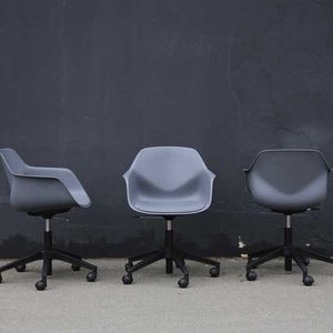 moderner Besucherstuhl / mit Rollen / drehbar / mit Schreibplatte