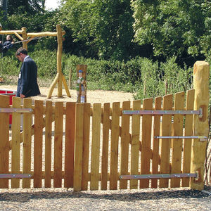 einflügelige Tore / Holz / Lamellen / Objektmöbel