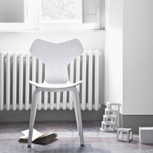 Stuhl / skandinavisches Design / Stapel / aus Eiche / aus Nussbaum