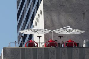 doppelter Sonnenschirm / Objektmöbel / Aluminium / Kurbel