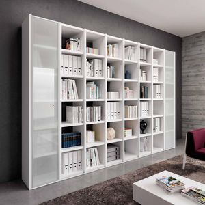 moderne Bibliothek / Objektmöbel / lackiertes Holz / Glas