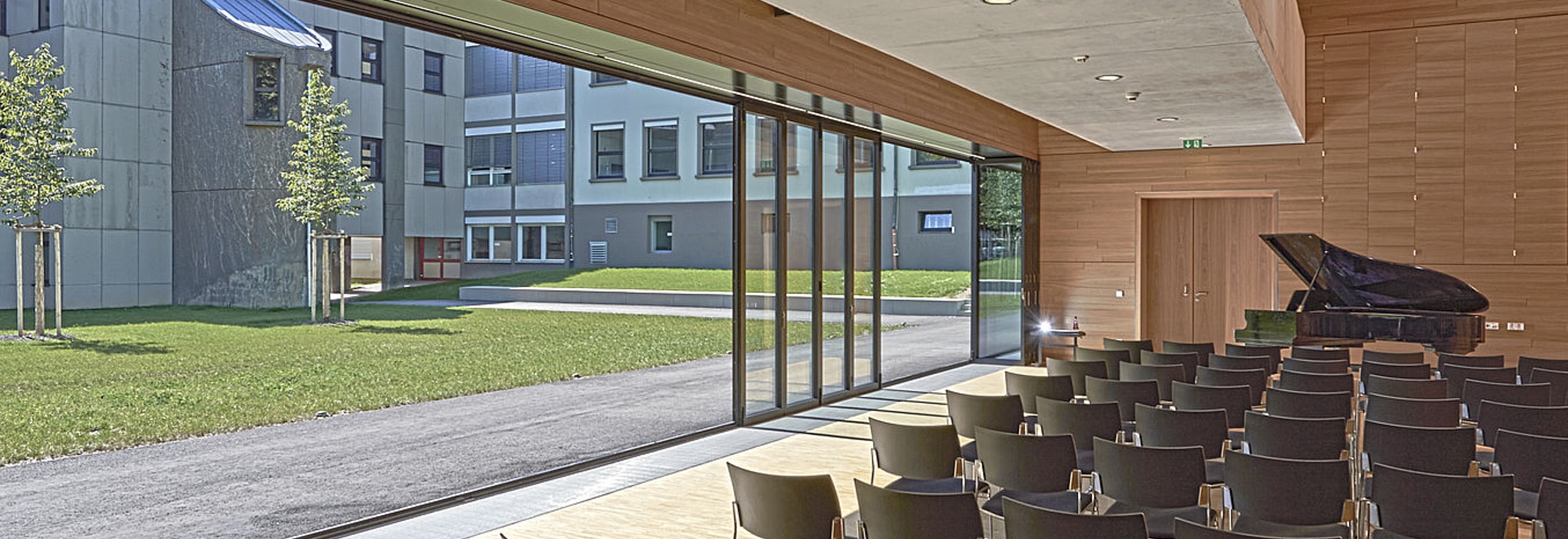 Glas-Faltwand SL 82: Mehrzwecksaal als Freilichtbühne - SOLARLUX Glas-Faltwand SL 82: Mehrzwecksaal als Freilichtbühne - SOLARLUX