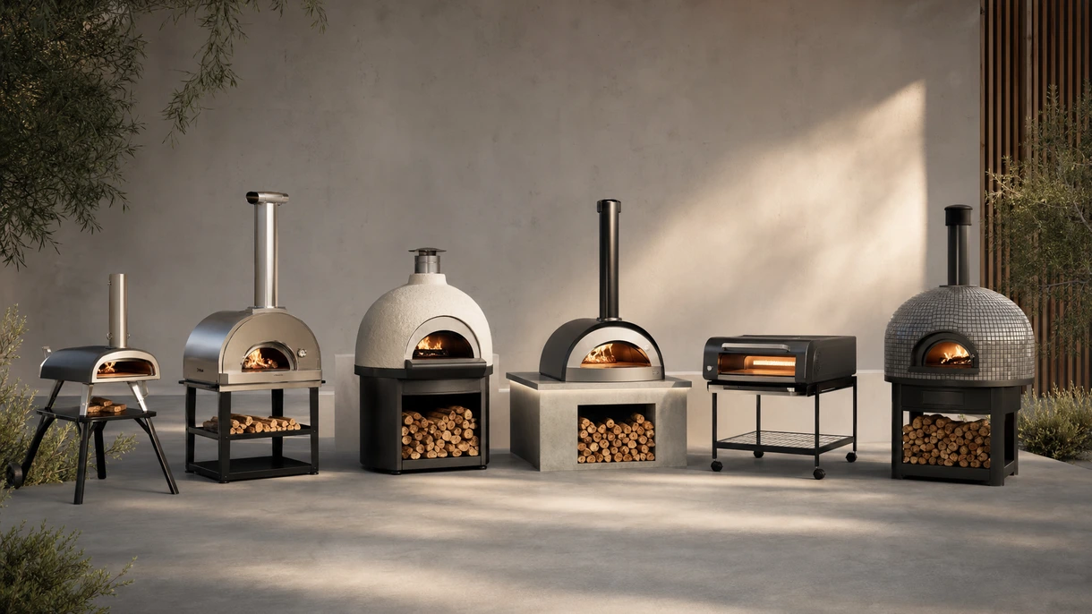 Eingebauter Edelstahl-Pizzaofen, integriert in eine luxuriöse Außenküche während eines Catering-Events zum Sonnenuntergang.