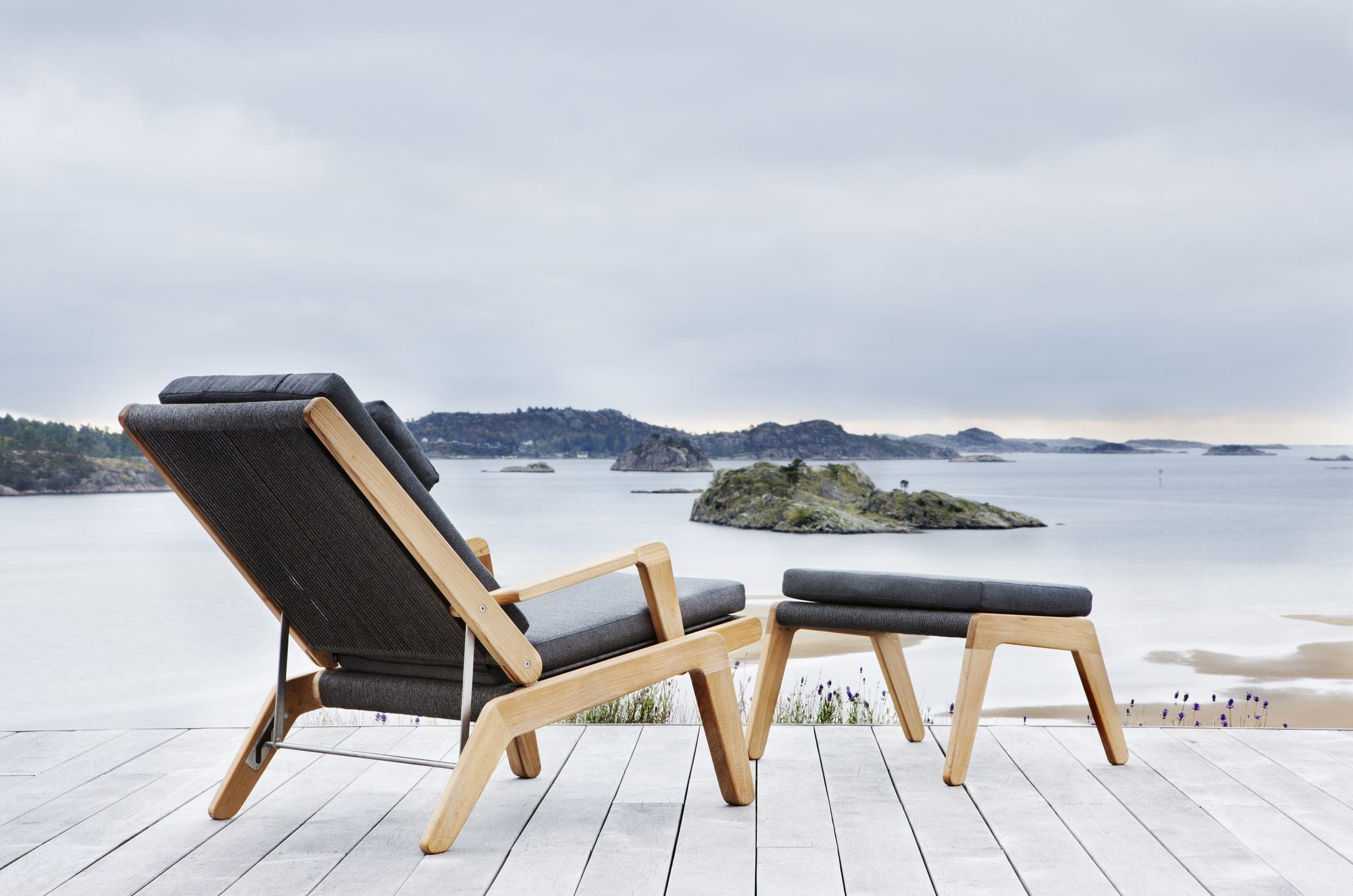 Moderner Fußschemel - SKAGEN - OASIQ - aus Teakholz / Innenraum / Garten