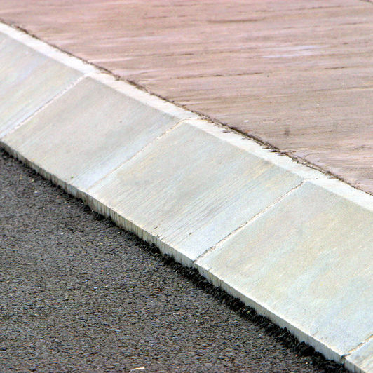 BordsteinRandstein C7 & C9 Prefabricados Alberdi Beton / gewinkelt