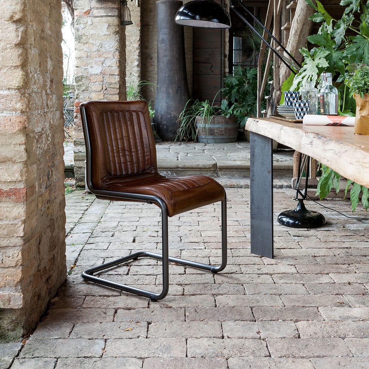 Moderner Stuhl SAN DIEGO Devina Nais Leder / Gestell aus Eisen