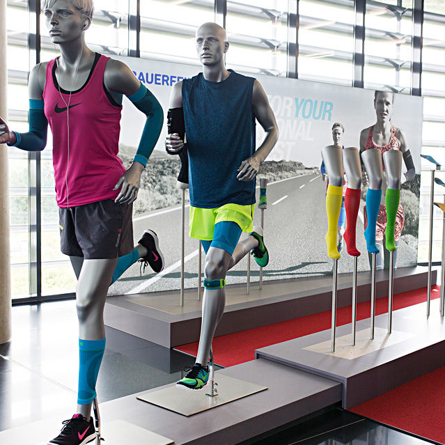 FrauSchaufensterpuppe ATHLETIX GENESIS MANNEQUINS sportlich