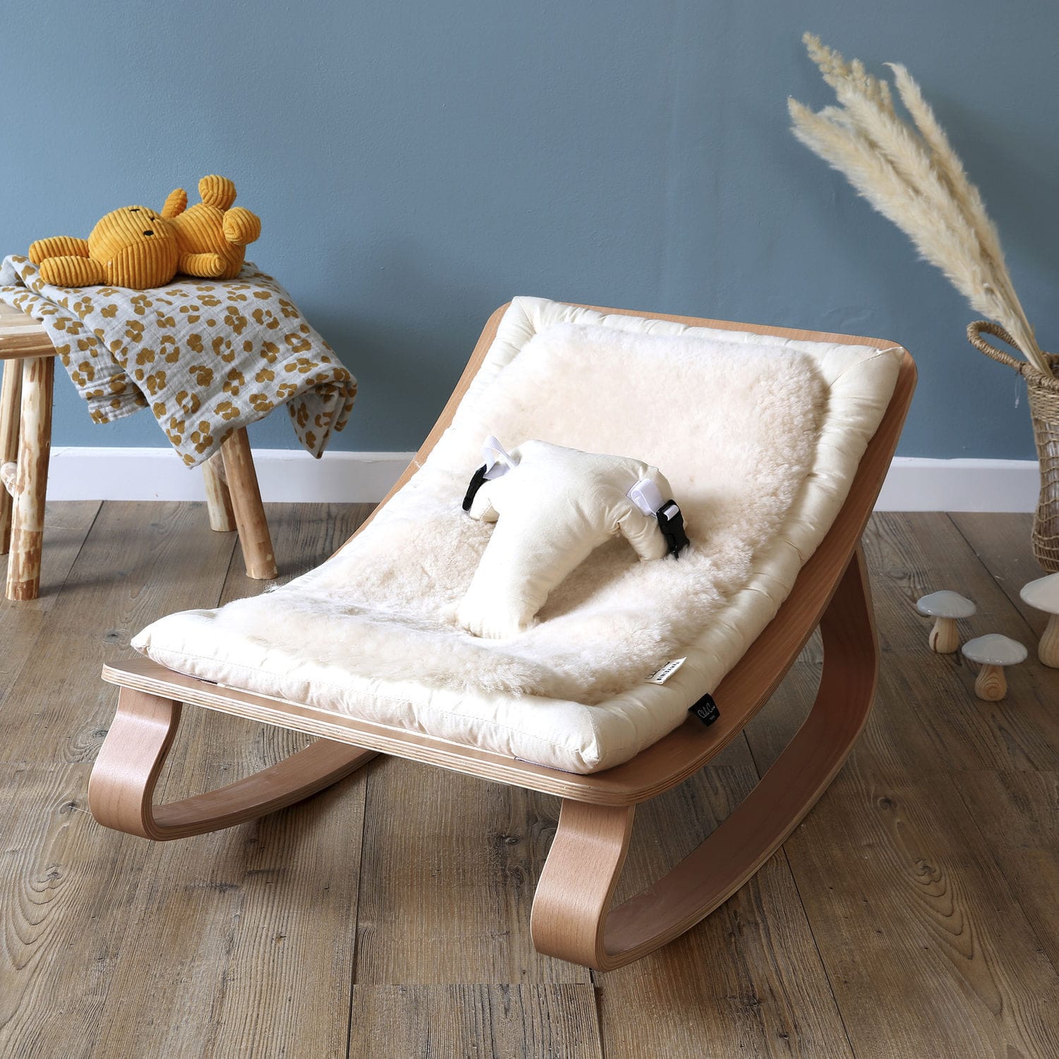 BabySchaukelstuhl BABY ROCKER LEVO SHEEPSKIN Charlie Crabe