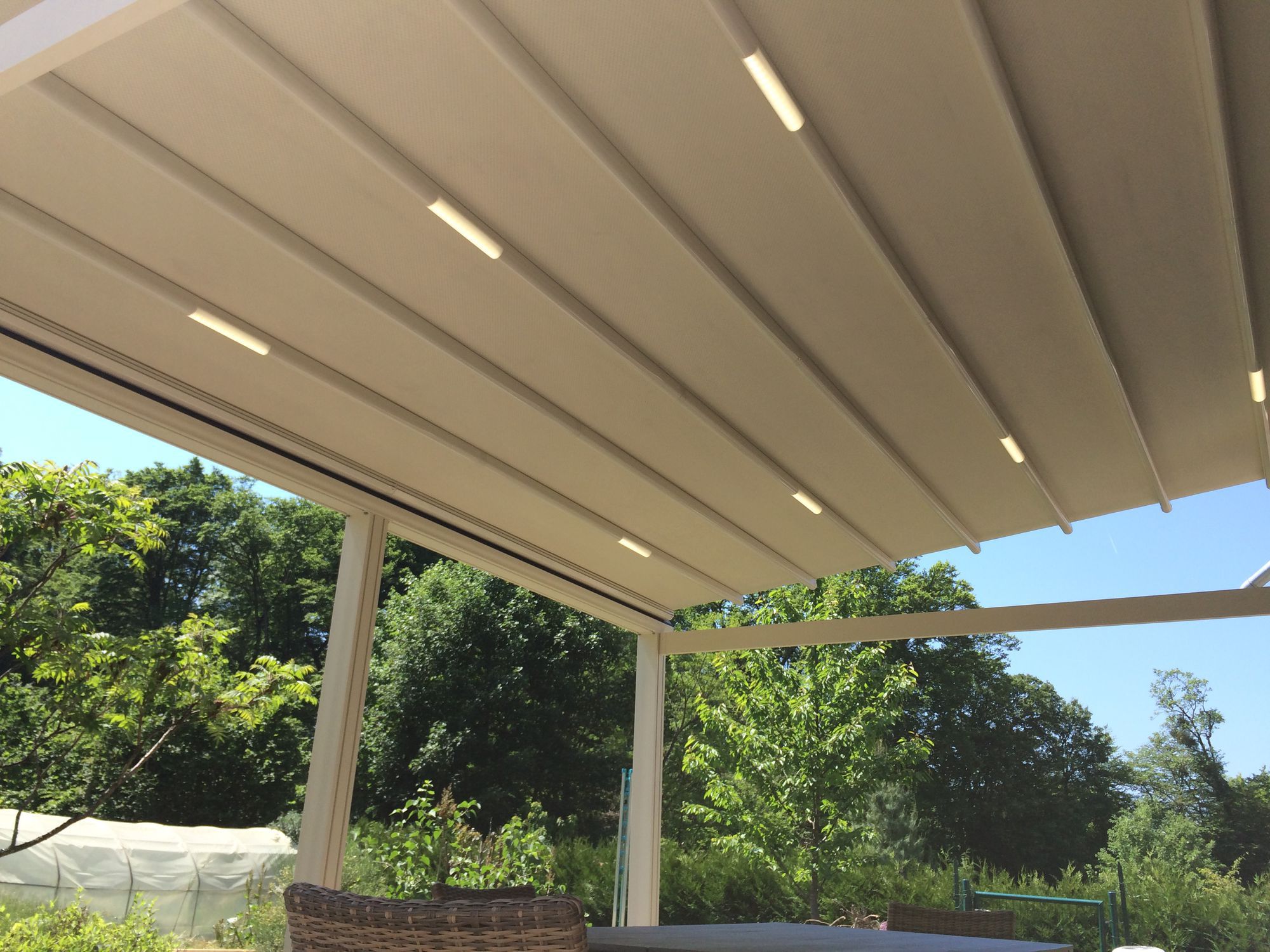 Angebaute Pergola / Aluminium / PVC Faltdach / einziehbar - CORAL