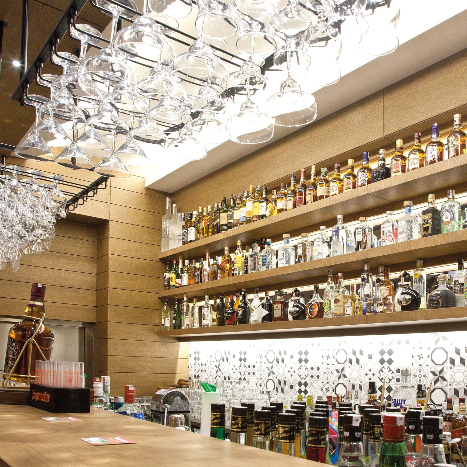 Contract-Barschrank - Tugra Mobilya - modern / aus Nussbaum / Holzfurnier