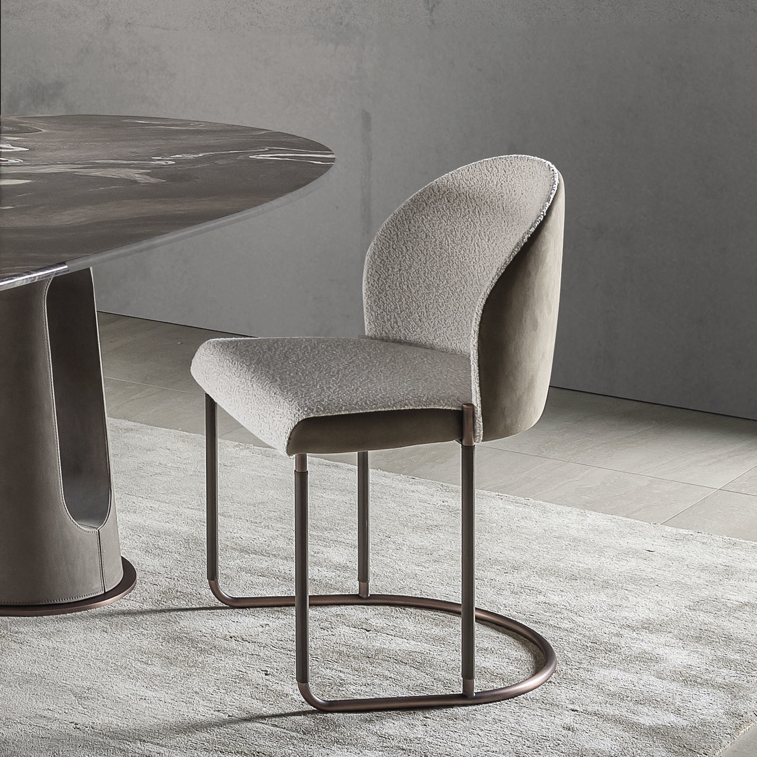 Moderner Esszimmerstuhl  4 Stk.  Eleganter Gepolsterter Stoff Beistellstuhl 136 Kg Belastbar Fuer Esstische Platzsparender Kuechentischstuhl Mit Dicken Kissen Metallbeinen Schwarz Caf  P 010297054840