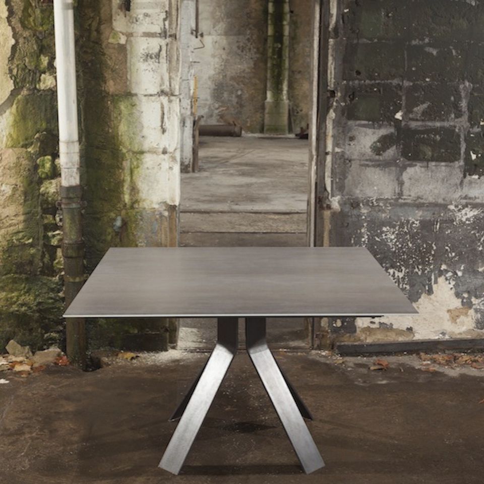 Moderner Esstisch - VITTORIA - TRISS - Stahl / Keramik / Beton