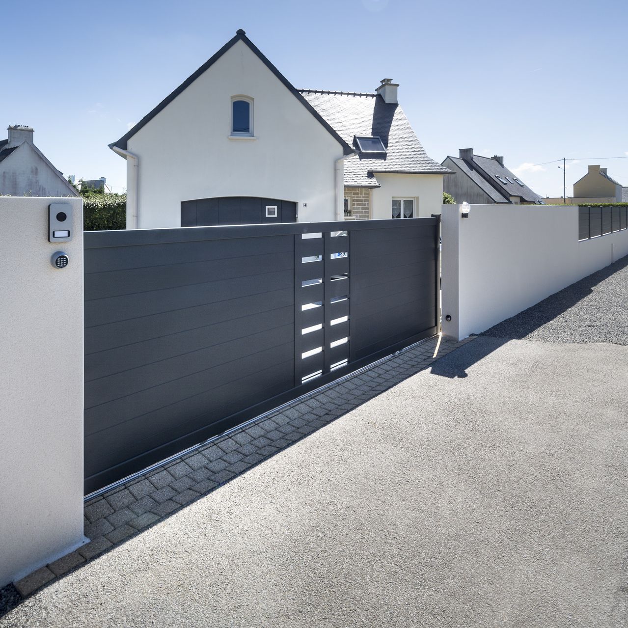 Einflügeliges Tor GLAZIK Kostum Schiebe / Aluminium / Lamellen