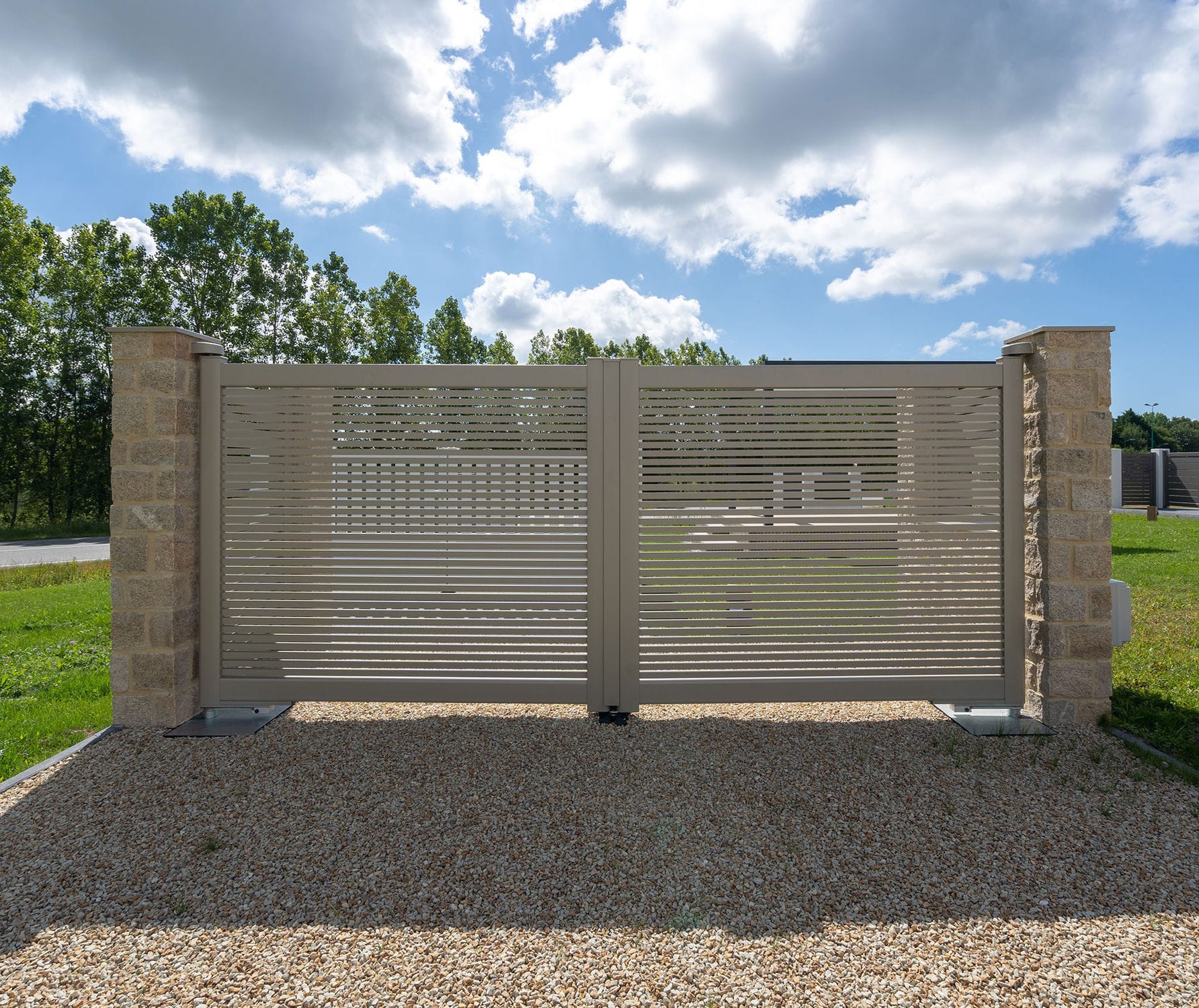 Einflügeliges Tor BITIK Kostum Schiebe / Aluminium / Lamellen