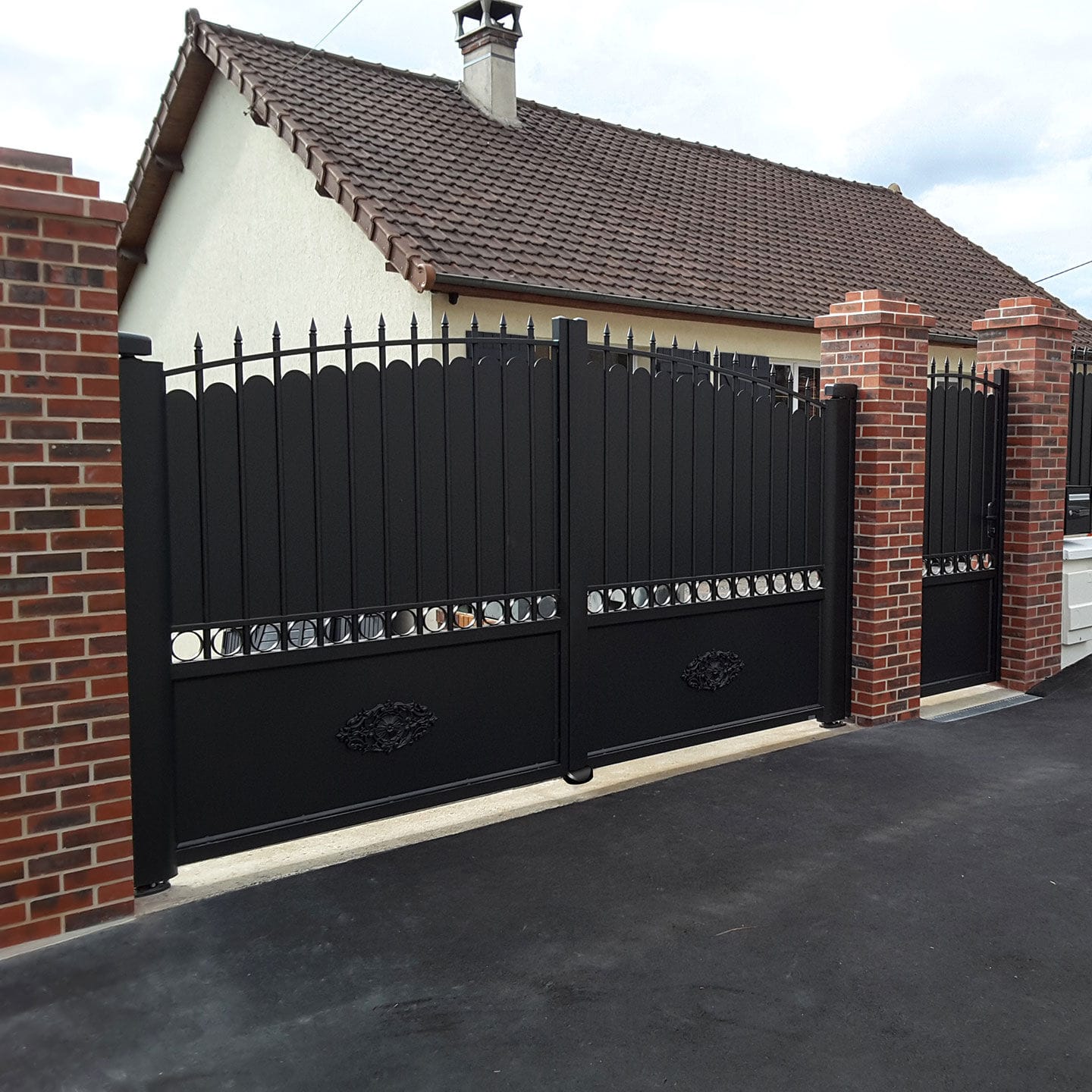 Einflügeliges Tor LANVEOC Kostum Schiebe / Aluminium / mit Stangen