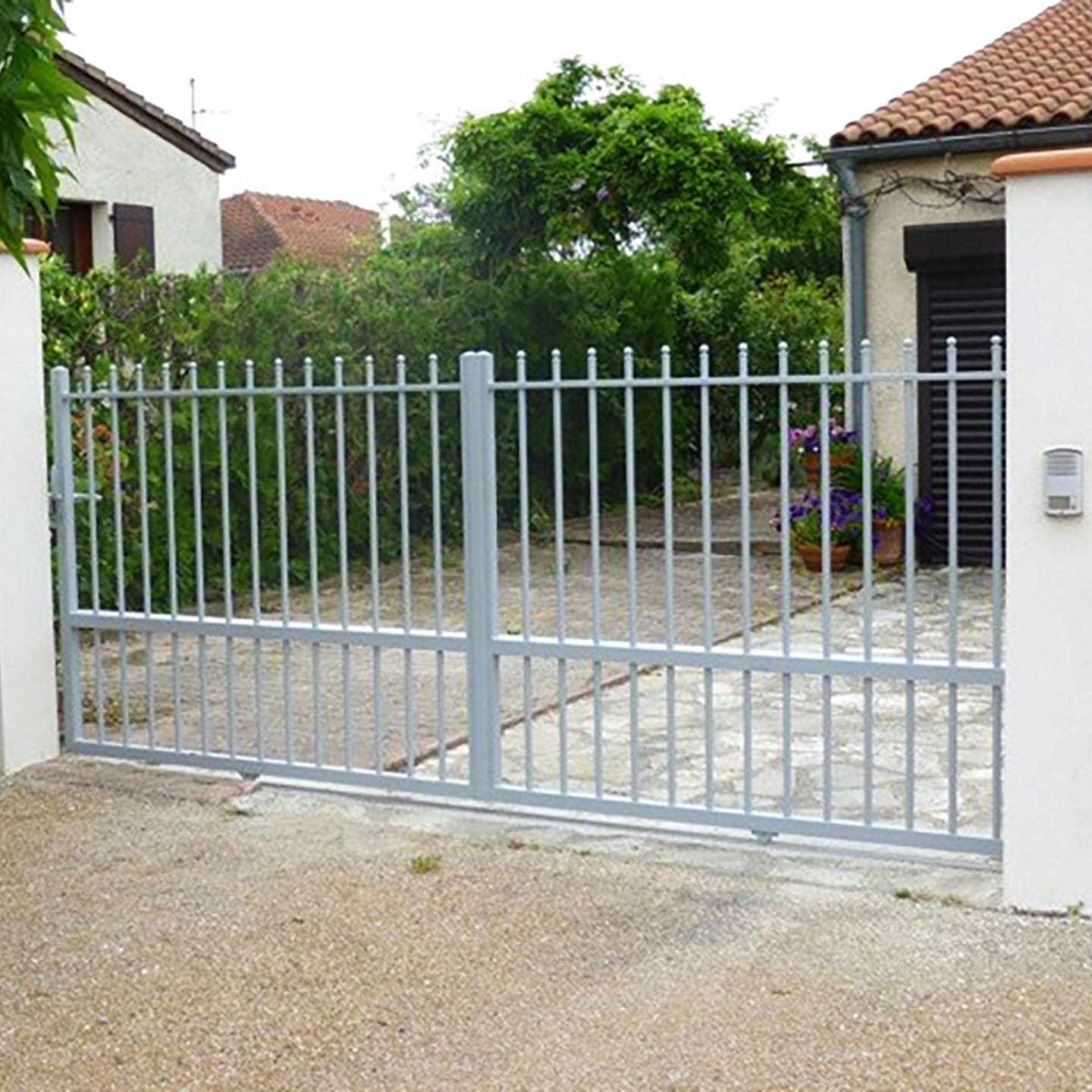 Einflügeliges Tor LIGNOL Kostum Schiebe / Aluminium / mit Stangen