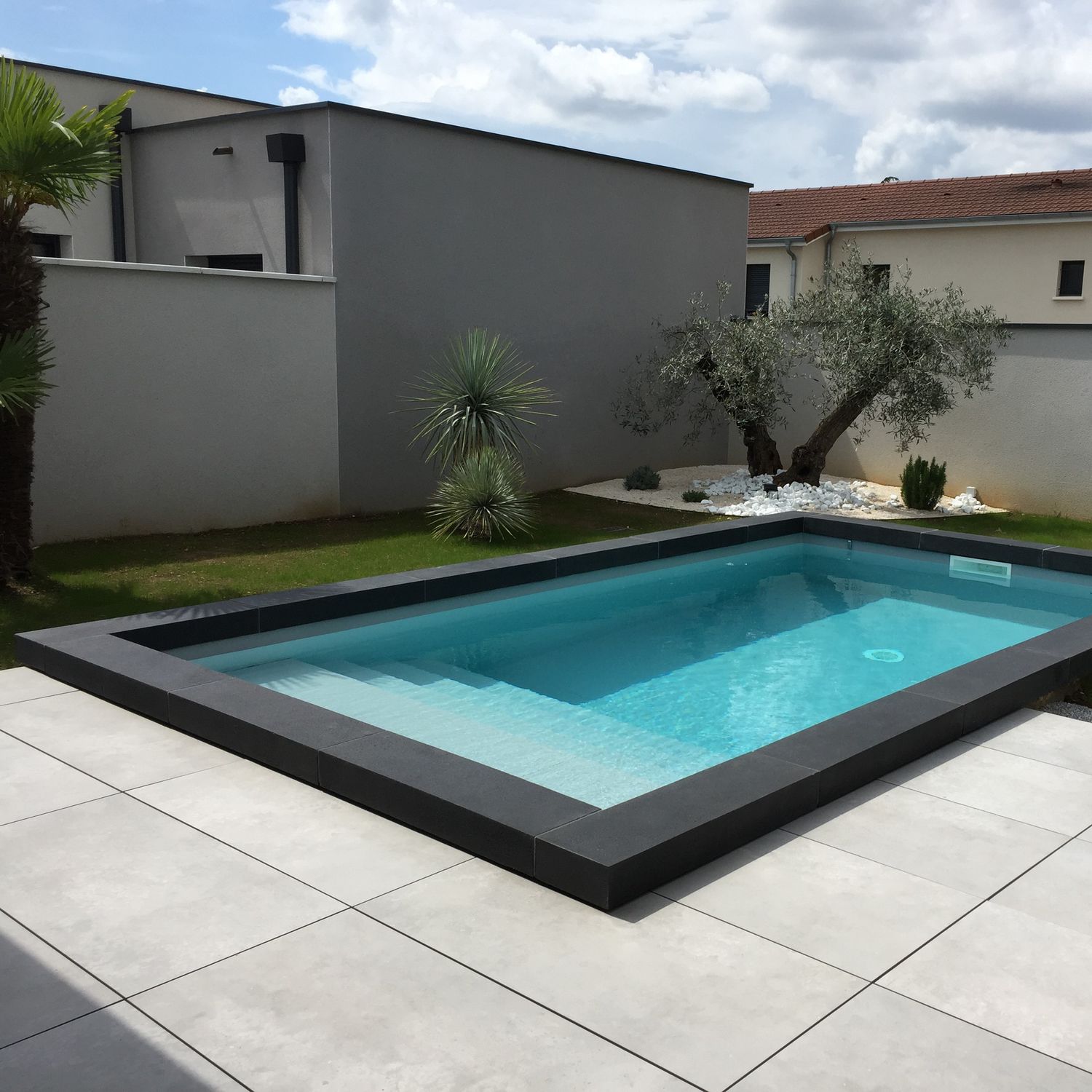 Beton-Poolumrandung - NOIRE - ROUVIERE