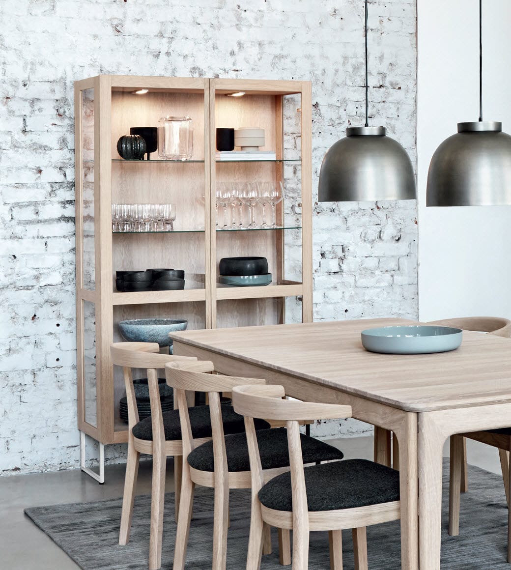 Moderner Geschirrschrank / aus Eiche / aus Nussbaum / Glas - #452 - Skovby