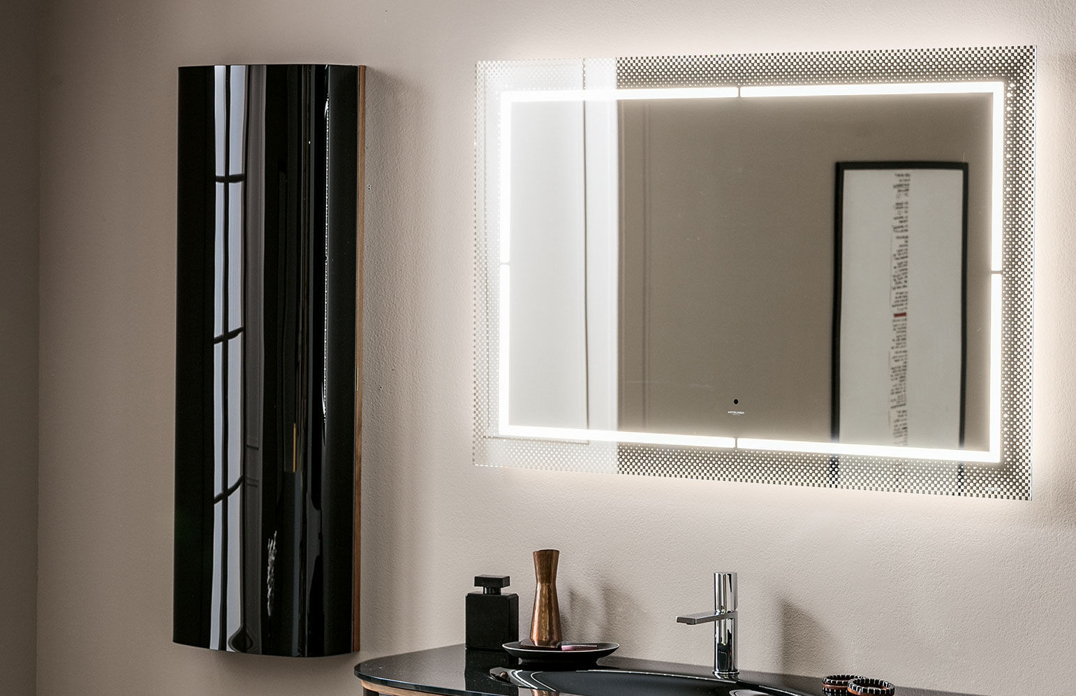 Wandmontierter Spiegel für Badezimmer / LED beleuchtet / modern