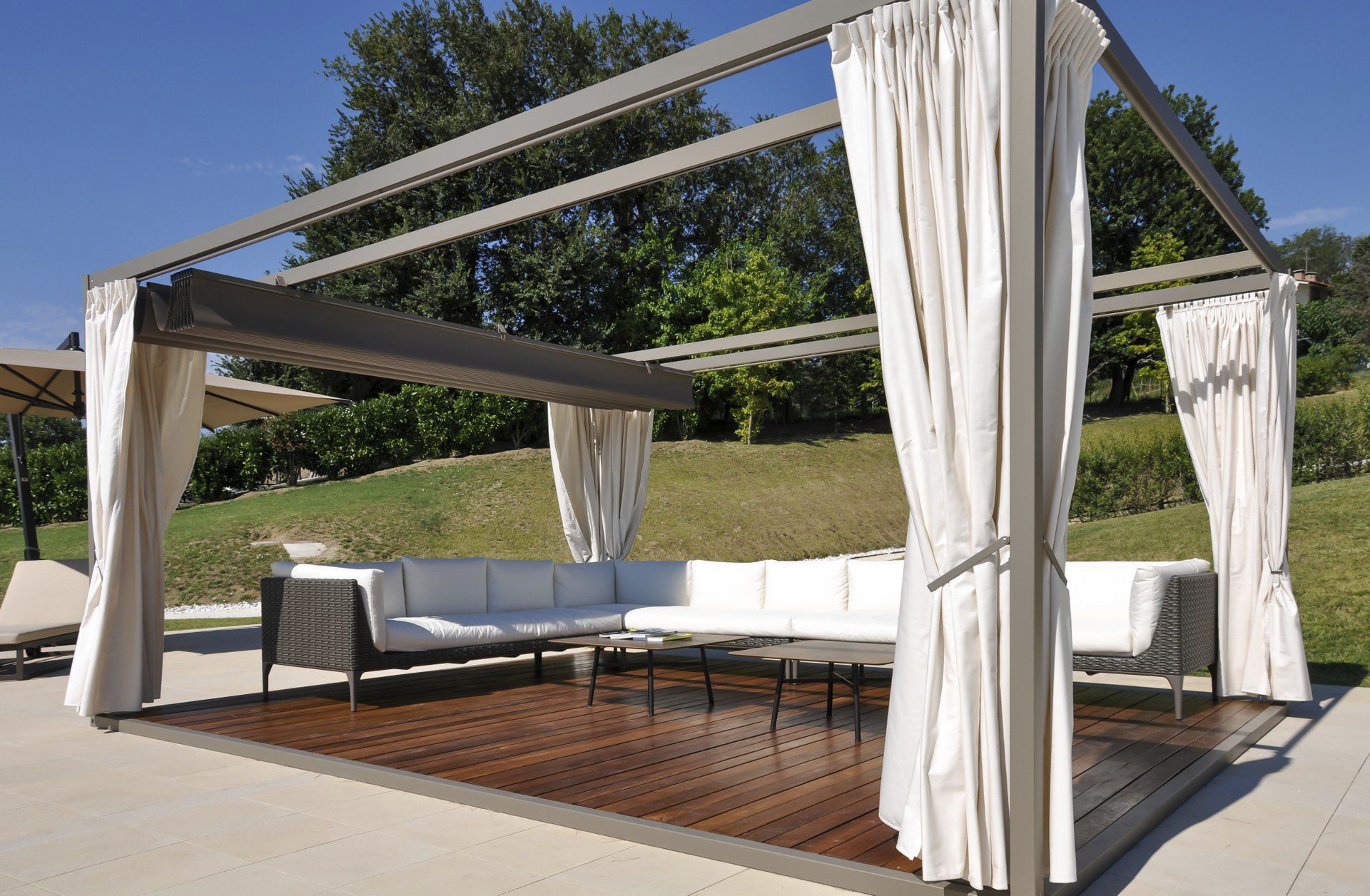 Selbsttragende Pergola MOOD UNOSIDER Aluminium / StoffFaltdach