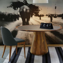 Moderner Tisch / aus Nussbaum / rund