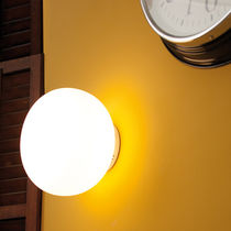 Moderne Wandleuchte / Nickel / Opal / fluoreszierend