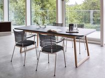 Moderner Tisch / Massivholz / aus Nussbaum...