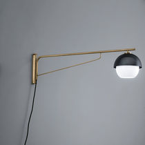 Moderne Wandleuchte / Messing / geblasenes...