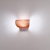 Moderne Wandleuchte / Holz / LED / weiß