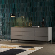 Modernes Sideboard / aus lackiertem Holz...