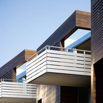 Balkon mit Stangen / Aluminium