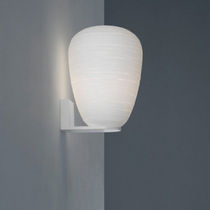 Moderne Wandleuchte / lackiertes Metall...
