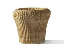 Moderner Sitzpuff / aus Rattan