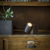Tischlampe / Aluminium / Holz / modern