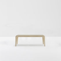 Moderner Tisch / lackiertes Holz / aus Esche...