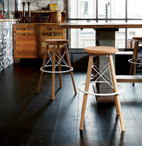 Moderner Barhocker / aus lackiertem Stahl...