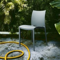 Moderner Stuhl / Stapel / recyceltes Material...