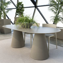 Moderner Tisch / Glas / Gestell aus Polyethylen...