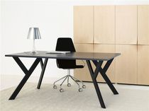 Schreibtisch aus Eiche / aus Nussbaum /...