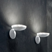 Moderne Wandleuchte / gestrichenes Metall...